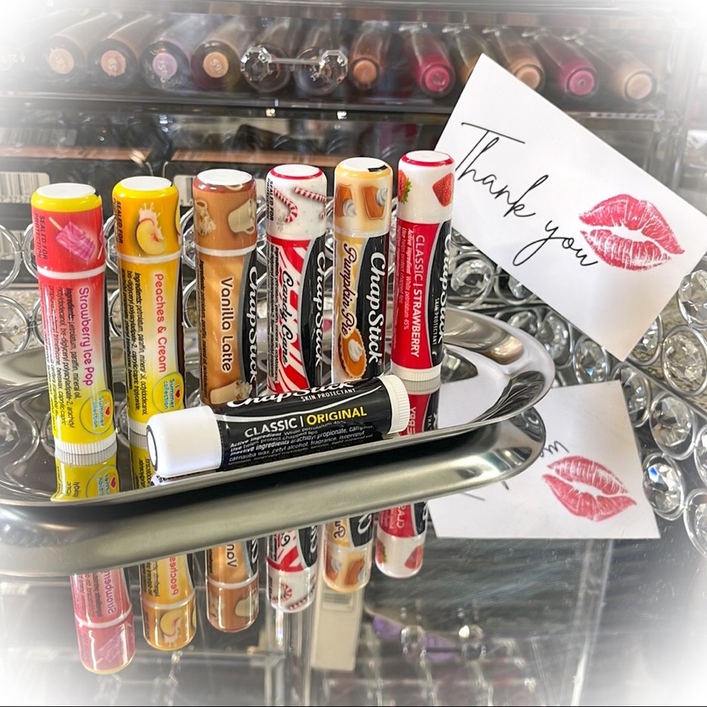 💕Lot of 7 flavored chapsticks💕